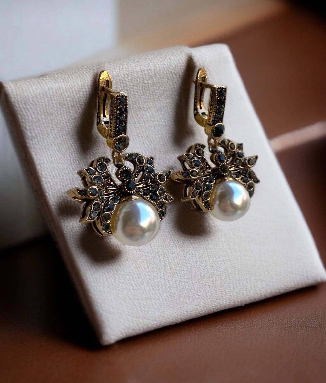 KRİSTAL TAŞLI YENGEÇ FİGÜR İNCİ KÜPE